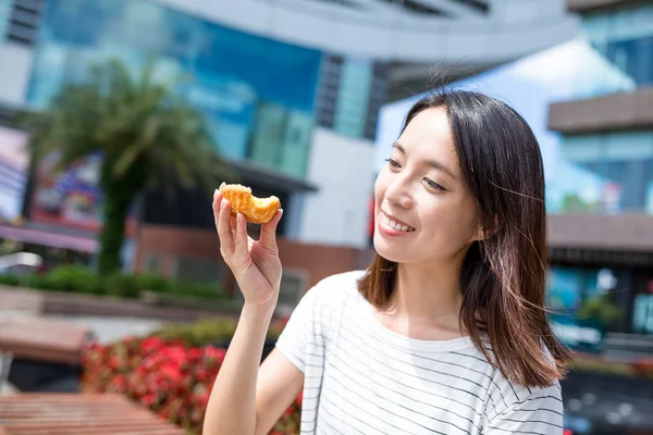 유명한 홍콩 음식 들고 여자 — 스톡 사진