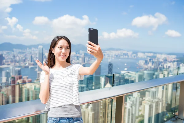 Frau macht Selfie in Hongkong — Stockfoto
