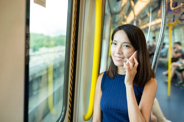 Frau telefoniert im Zug — Stockfoto