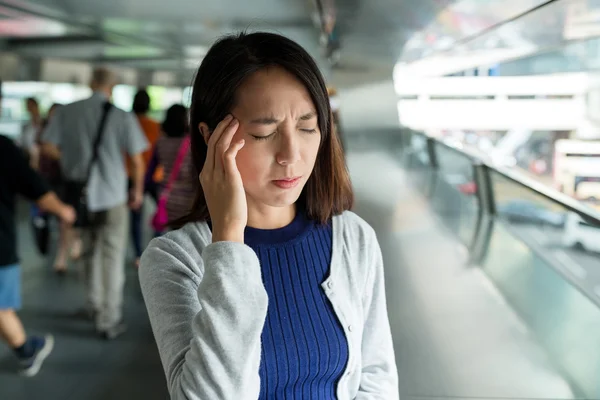 Frau leidet unter Kopfschmerzen — Stockfoto