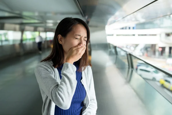 Женщина, страдающая аллергией на нос — стоковое фото