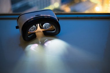 Sanal gerçeklik aygıtıyla ışık