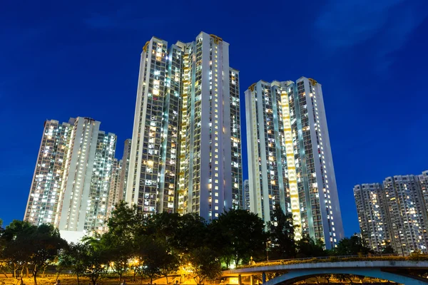 Mehrfamilienhäuser in Hongkong bei Nacht — Stockfoto