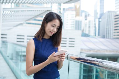 cep telefonu açık, kullanan kadın