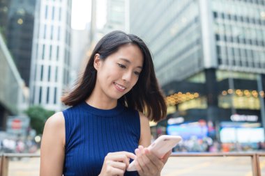 akıllı telefon, açık kullanan kadın