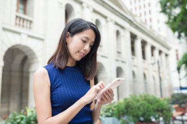 akıllı telefon, açık kullanan kadın