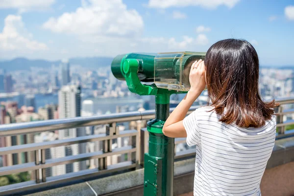 Turistické žena při pohledu na panorama Hong Kong — Stock fotografie