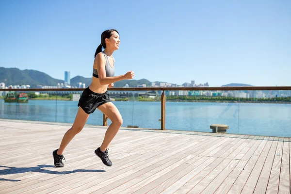 Mujer corriendo en paseo marítimo — Foto de Stock