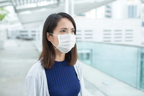 Vrouw met gezichtsmasker — Stockfoto