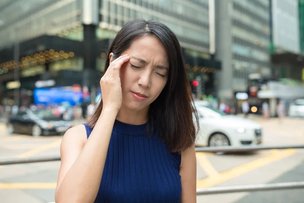 Kvinna känsla huvudvärk — Stockfoto