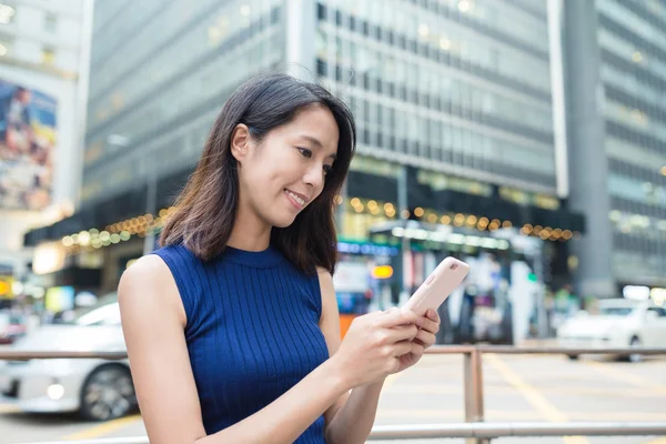 akıllı telefon, açık kullanan kadın