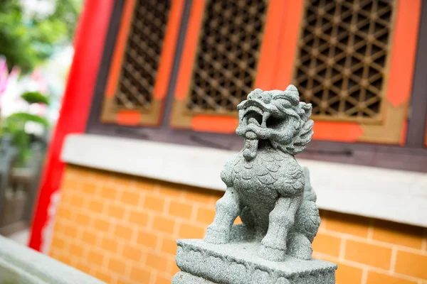 Çin tapınağında aslan heykeli — Stok fotoğraf