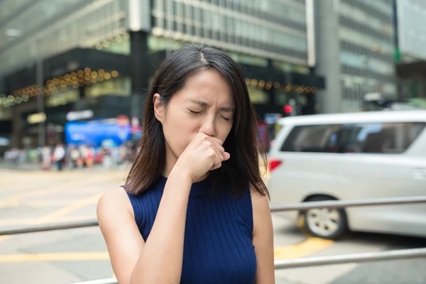 Женщина чувствует аллергию на нос на открытом воздухе — стоковое фото