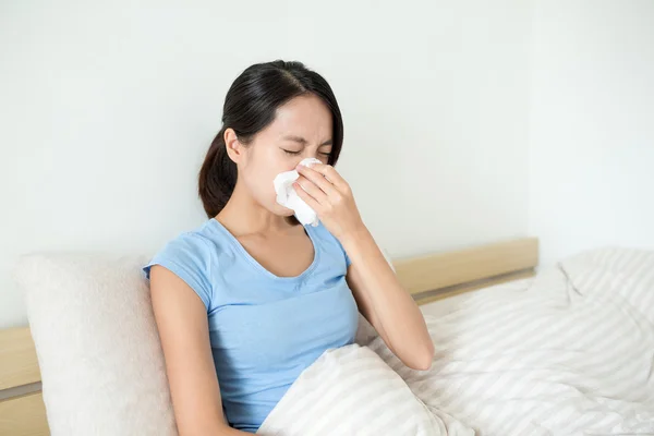 Wanita yang menderita flu beristirahat di tempat tidur — Stok Foto