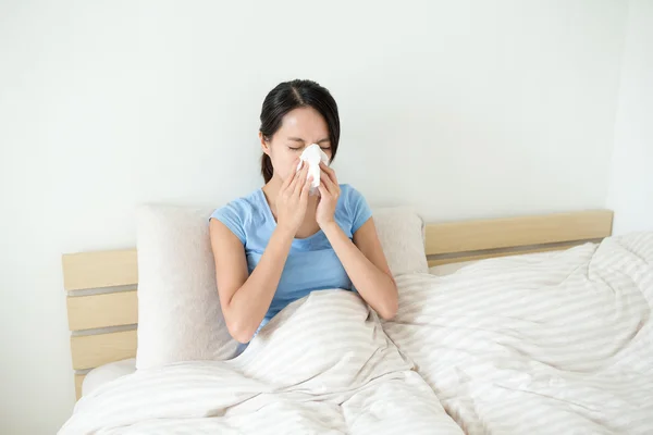 Wanita yang menderita flu beristirahat di tempat tidur — Stok Foto