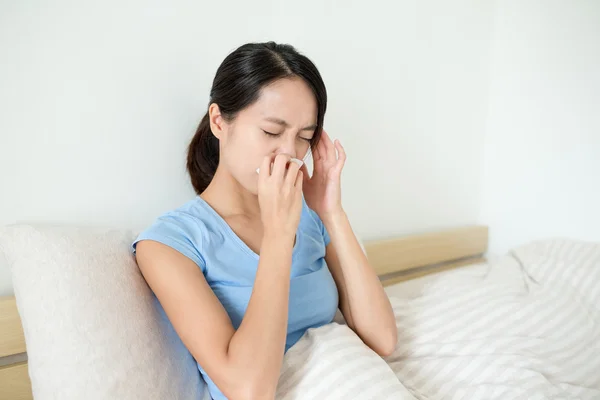 Mulher que sofre de gripe descansando na cama — Fotografia de Stock