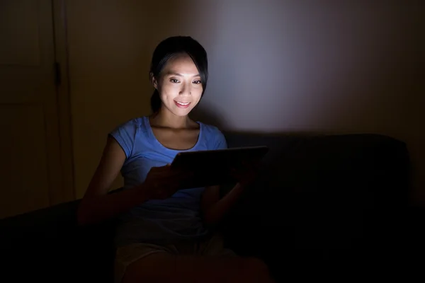 Frau nutzt nachts Tablet-Computer — Stockfoto