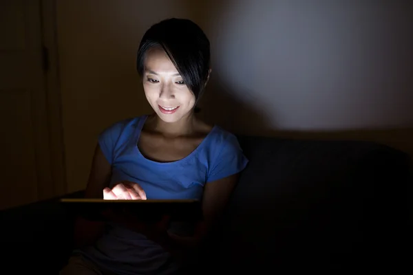 Mujer usando tableta por la noche —  Fotos de Stock