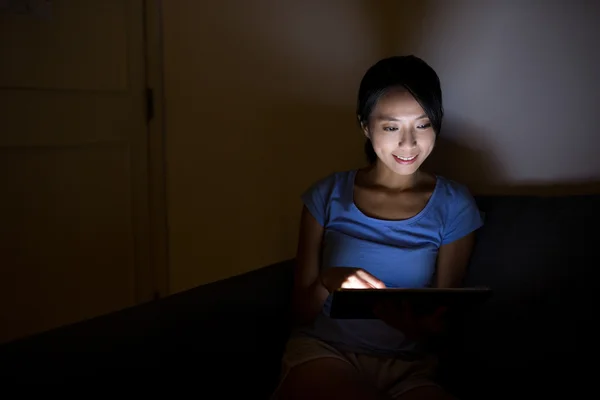 Mulher usando computador tablet à noite — Fotografia de Stock