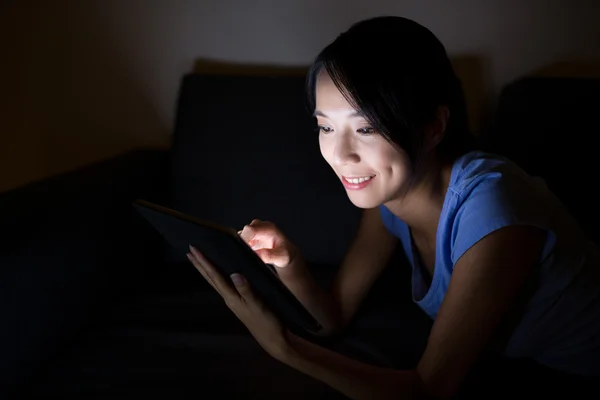 夜间使用平板电脑的妇女 — 图库照片