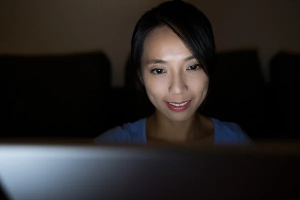 Kvinna som använder bärbar dator på natten — Stockfoto