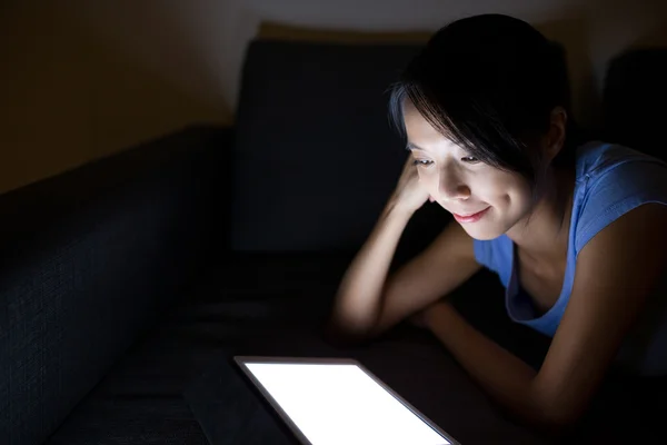 Mulher usando computador tablet à noite — Fotografia de Stock
