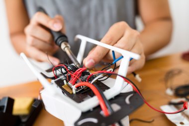 drone onarmak için kaynak kullanan adam