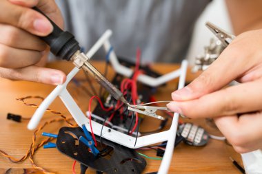 drone onarmak için kaynak kullanan adam