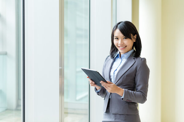 Молодая азиатская предпринимательница в деловом костюме
