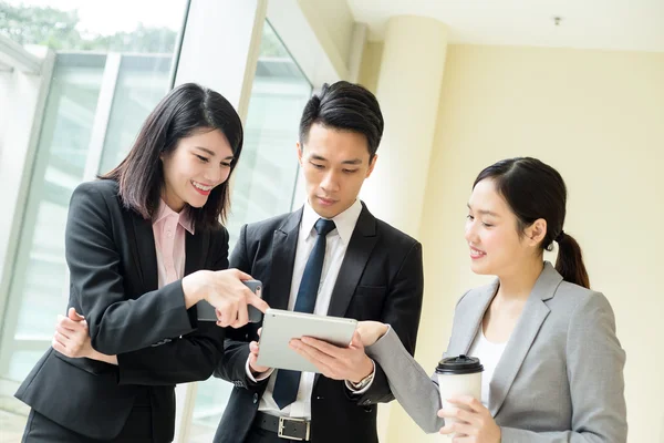 Grupo de asiáticos jovens empresários — Fotografia de Stock