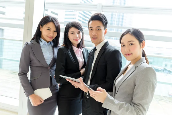 Grupo de jóvenes empresarios asiáticos —  Fotos de Stock