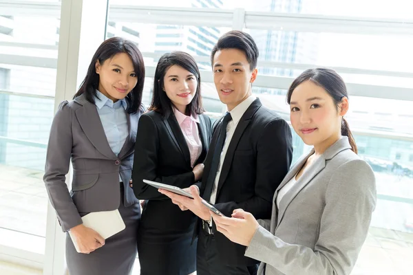 Groupe de jeunes gens d'affaires asiatiques — Photo