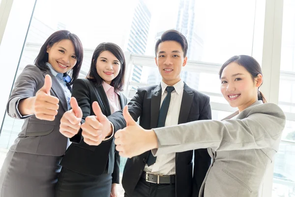 Grupo de jóvenes empresarios asiáticos — Foto de Stock