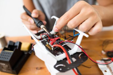 drone onarmak için kaynak kullanan adam