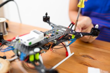 drone tamiri yapan erkek