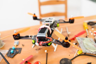 Masanın üzerine bina dron yakın çekim