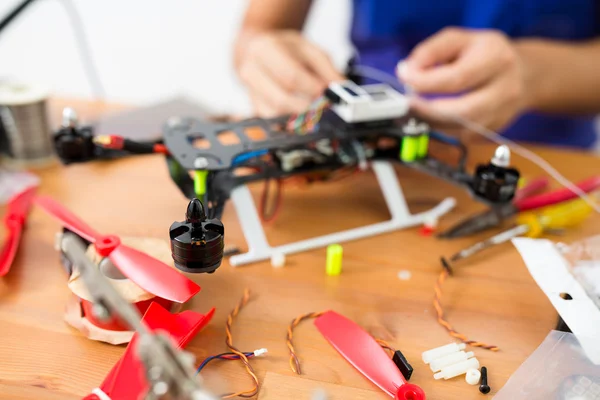 Man doing repair of drone — Stock Photo, Image