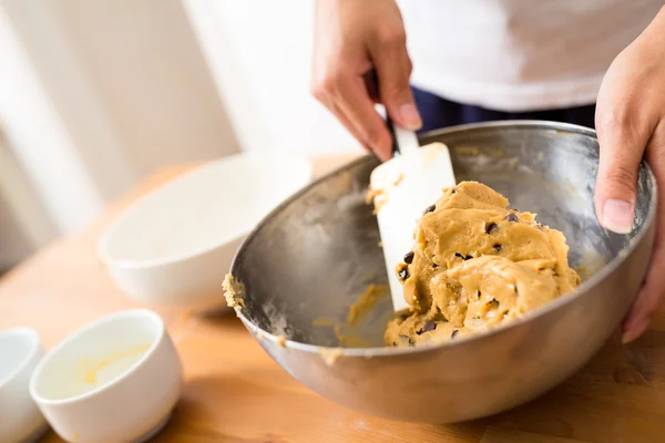 Mexendo a massa para fazer biscoitos — Fotografia de Stock