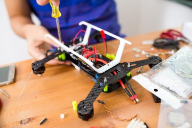drone tamiri yapan erkek