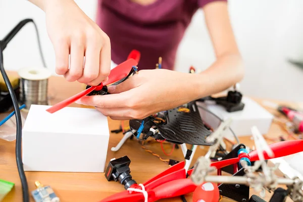 Assembler komponenten på drone — Stockfoto