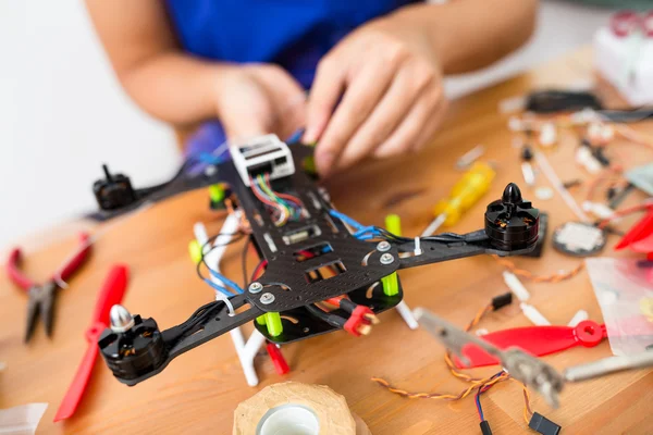 Man gör reparation av drone — Stockfoto