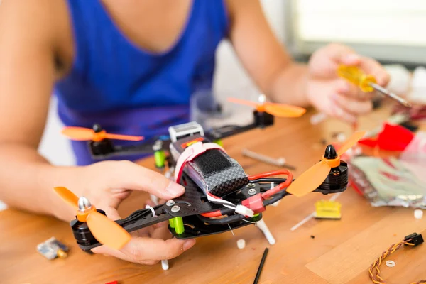 Man doing repair of drone — Stock Photo, Image