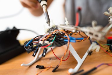 drone onarmak için kaynak kullanan adam