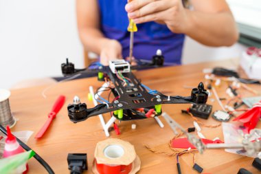 drone tamiri yapan erkek