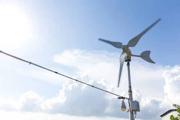 Elektrik üretimi için yel değirmeni — Stok fotoğraf