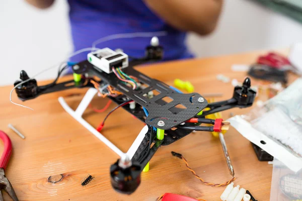 drone tamiri yapan erkek