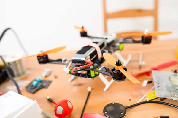 Installation einer Drohne auf dem Tisch aus nächster Nähe — Stockfoto