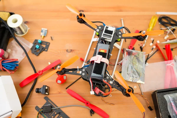 Costruzione di drone sul tavolo da vicino — Foto Stock