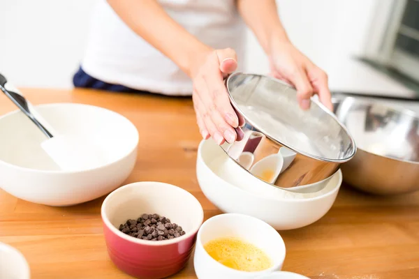 Biscoitos de cozedura perto — Fotografia de Stock