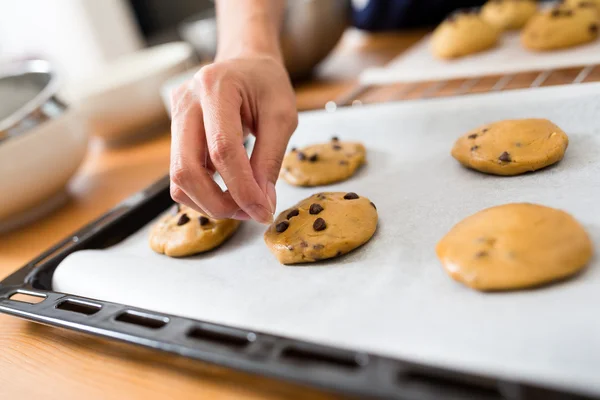 Kobieta, dodając czekolady na pliki cookie — Zdjęcie stockowe